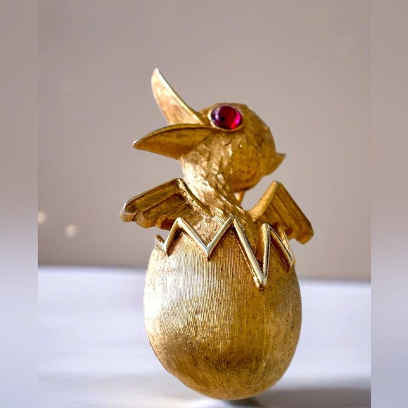CROWN TRIFARI GOLD TONE CHICKEN HATCHING FROM EGG BROOCH, RUBY RED CABOCHON EYE - Picture 1 of 4